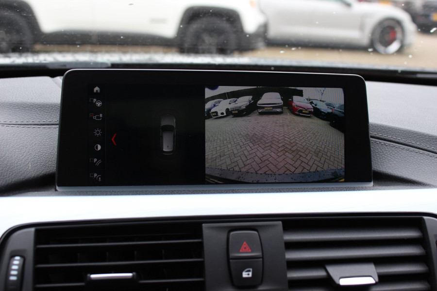 BMW 3 Serie Touring 320i M Sport Edition / Panoramadak / Camera / Head-up / Leder / Keyless / 18'' / Navigatie / Stoelverwarming / DAB / Cruise Control