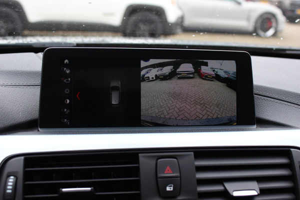 BMW 3 Serie Touring 320i M Sport Edition / Panoramadak / Camera / Head-up / Leder / Keyless / 18'' / Navigatie / Stoelverwarming / DAB / Cruise Control
