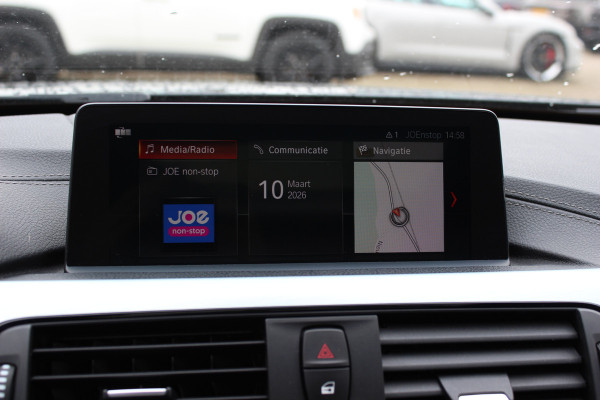 BMW 3 Serie Touring 320i M Sport Edition / Panoramadak / Camera / Head-up / Leder / Keyless / 18'' / Navigatie / Stoelverwarming / DAB / Cruise Control