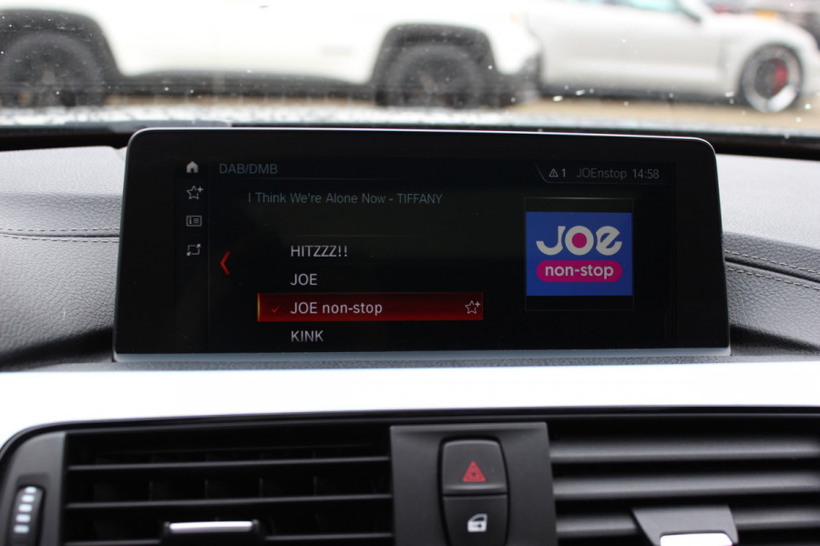 BMW 3 Serie Touring 320i M Sport Edition / Panoramadak / Camera / Head-up / Leder / Keyless / 18'' / Navigatie / Stoelverwarming / DAB / Cruise Control