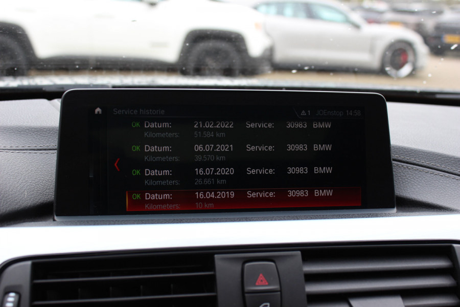 BMW 3 Serie Touring 320i M Sport Edition / Panoramadak / Camera / Head-up / Leder / Keyless / 18'' / Navigatie / Stoelverwarming / DAB / Cruise Control