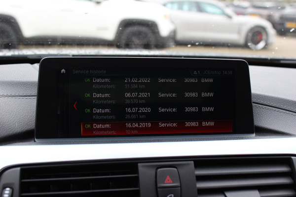 BMW 3 Serie Touring 320i M Sport Edition / Panoramadak / Camera / Head-up / Leder / Keyless / 18'' / Navigatie / Stoelverwarming / DAB / Cruise Control