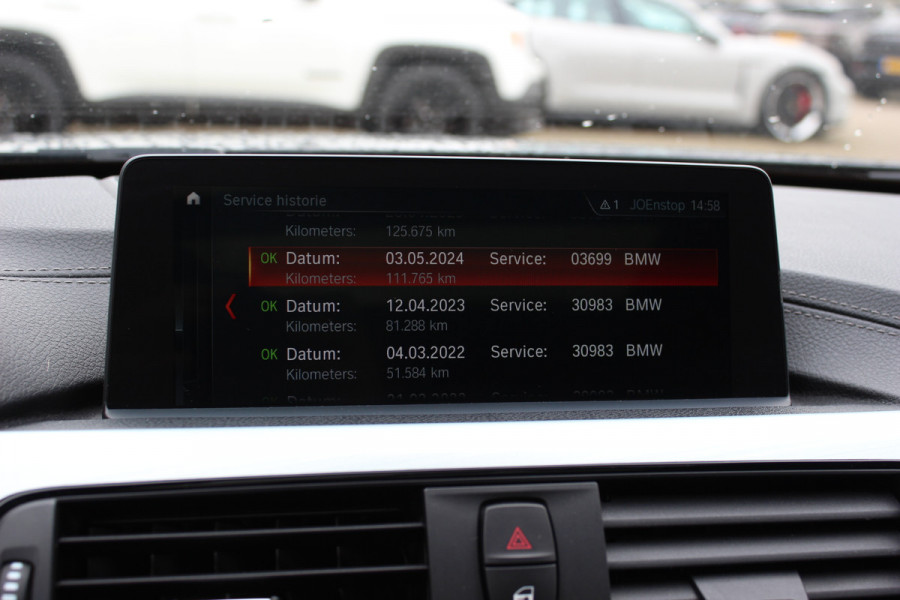 BMW 3 Serie Touring 320i M Sport Edition / Panoramadak / Camera / Head-up / Leder / Keyless / 18'' / Navigatie / Stoelverwarming / DAB / Cruise Control