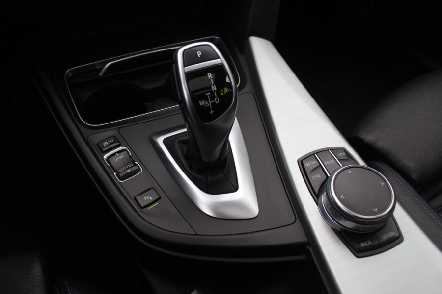 BMW 3 Serie Touring 320i M Sport Edition / Panoramadak / Camera / Head-up / Leder / Keyless / 18'' / Navigatie / Stoelverwarming / DAB / Cruise Control