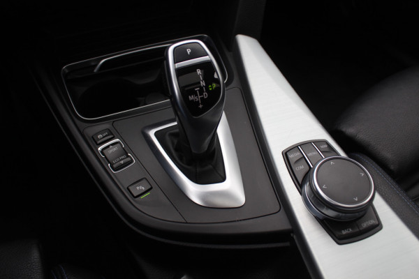 BMW 3 Serie Touring 320i M Sport Edition / Panoramadak / Camera / Head-up / Leder / Keyless / 18'' / Navigatie / Stoelverwarming / DAB / Cruise Control
