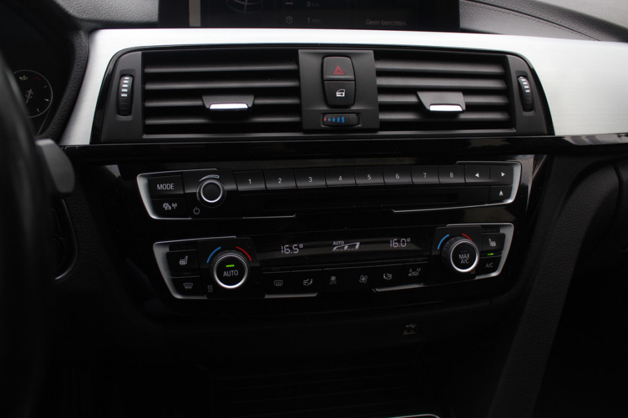 BMW 3 Serie Touring 320i M Sport Edition / Panoramadak / Camera / Head-up / Leder / Keyless / 18'' / Navigatie / Stoelverwarming / DAB / Cruise Control