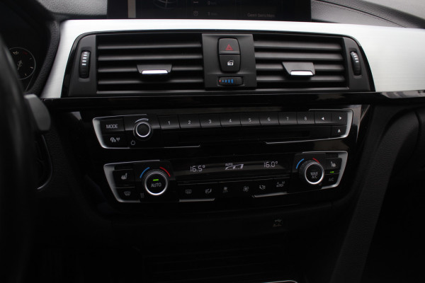BMW 3 Serie Touring 320i M Sport Edition / Panoramadak / Camera / Head-up / Leder / Keyless / 18'' / Navigatie / Stoelverwarming / DAB / Cruise Control