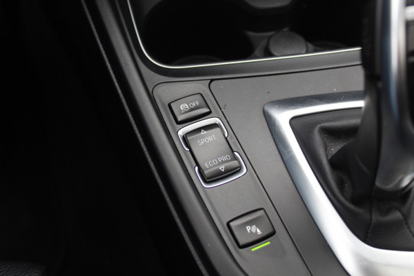 BMW 3 Serie Touring 320i M Sport Edition / Panoramadak / Camera / Head-up / Leder / Keyless / 18'' / Navigatie / Stoelverwarming / DAB / Cruise Control