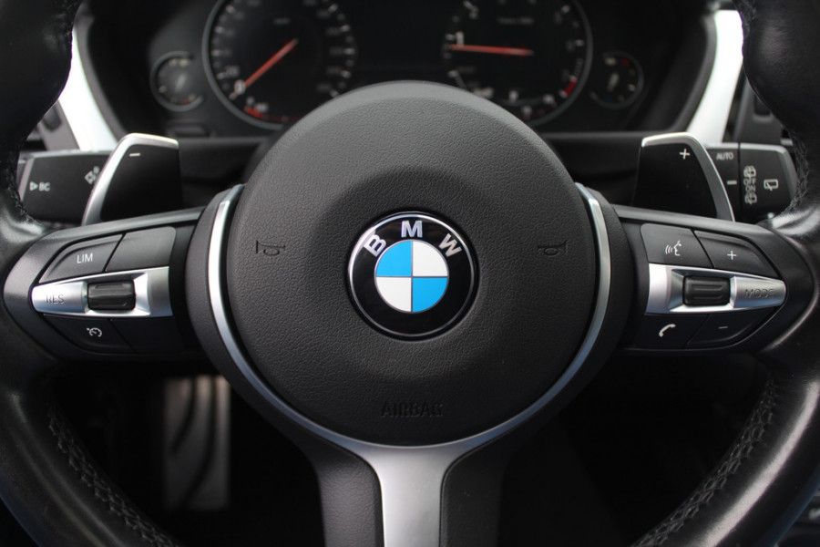 BMW 3 Serie Touring 320i M Sport Edition / Panoramadak / Camera / Head-up / Leder / Keyless / 18'' / Navigatie / Stoelverwarming / DAB / Cruise Control