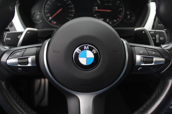 BMW 3 Serie Touring 320i M Sport Edition / Panoramadak / Camera / Head-up / Leder / Keyless / 18'' / Navigatie / Stoelverwarming / DAB / Cruise Control