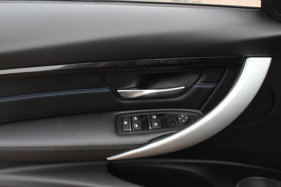 BMW 3 Serie Touring 320i M Sport Edition / Panoramadak / Camera / Head-up / Leder / Keyless / 18'' / Navigatie / Stoelverwarming / DAB / Cruise Control