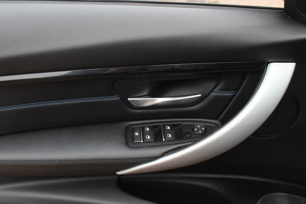 BMW 3 Serie Touring 320i M Sport Edition / Panoramadak / Camera / Head-up / Leder / Keyless / 18'' / Navigatie / Stoelverwarming / DAB / Cruise Control