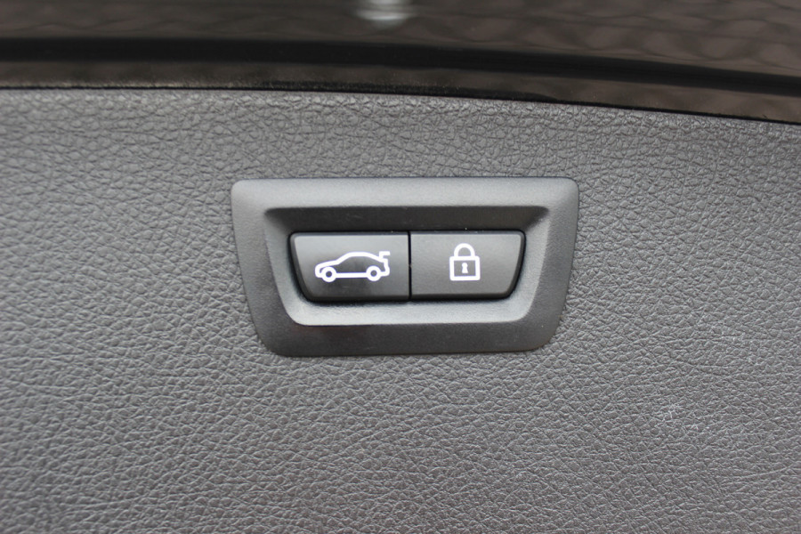 BMW 3 Serie Touring 320i M Sport Edition / Panoramadak / Camera / Head-up / Leder / Keyless / 18'' / Navigatie / Stoelverwarming / DAB / Cruise Control