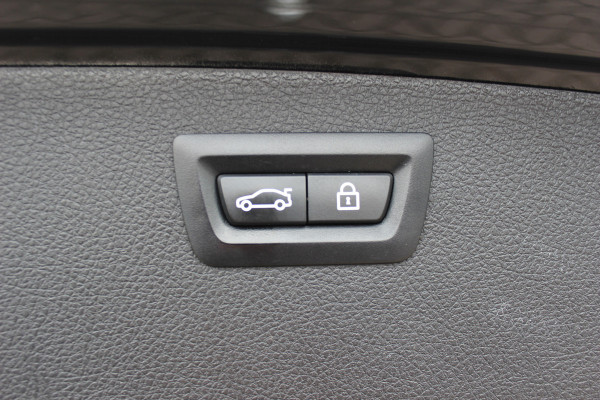 BMW 3 Serie Touring 320i M Sport Edition / Panoramadak / Camera / Head-up / Leder / Keyless / 18'' / Navigatie / Stoelverwarming / DAB / Cruise Control