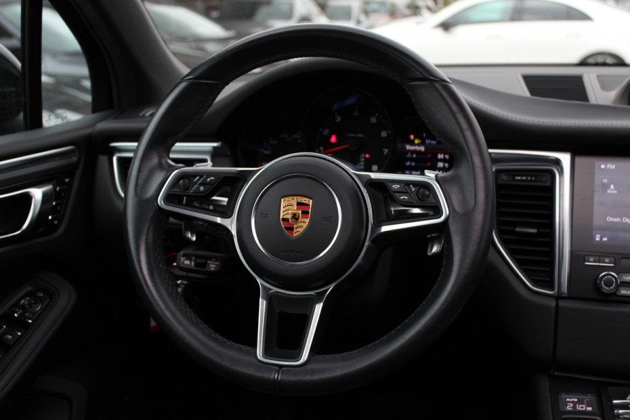 Porsche Macan 2.0 / NL Auto / Dealer onderhouden / Panoramadak / Camera / Luchtvering / Sportdesign+Chrono / 21'' / Adaptieve stoelen / CarPlay / Bose / DAB / Stoelverwarming / ACC