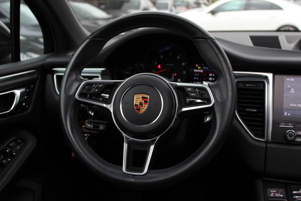Porsche Macan 2.0 / NL Auto / Dealer onderhouden / Panoramadak / Camera / Luchtvering / Sportdesign+Chrono / 21'' / Adaptieve stoelen / CarPlay / Bose / DAB / Stoelverwarming / ACC