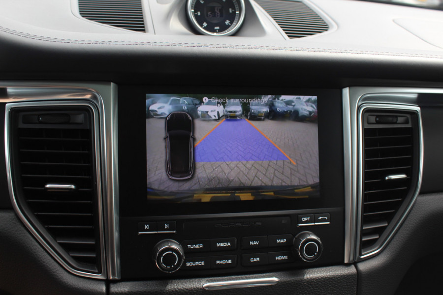 Porsche Macan 2.0 / NL Auto / Dealer onderhouden / Panoramadak / Camera / Luchtvering / Sportdesign+Chrono / 21'' / Adaptieve stoelen / CarPlay / Bose / DAB / Stoelverwarming / ACC