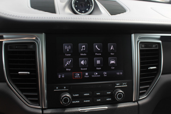 Porsche Macan 2.0 / NL Auto / Dealer onderhouden / Panoramadak / Camera / Luchtvering / Sportdesign+Chrono / 21'' / Adaptieve stoelen / CarPlay / Bose / DAB / Stoelverwarming / ACC