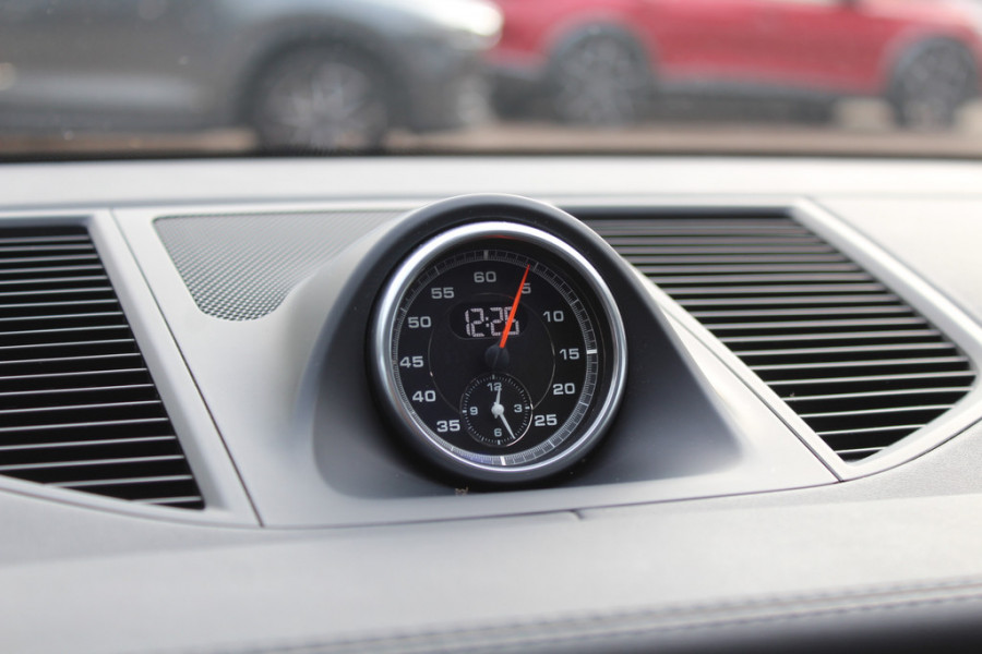 Porsche Macan 2.0 / NL Auto / Dealer onderhouden / Panoramadak / Camera / Luchtvering / Sportdesign+Chrono / 21'' / Adaptieve stoelen / CarPlay / Bose / DAB / Stoelverwarming / ACC