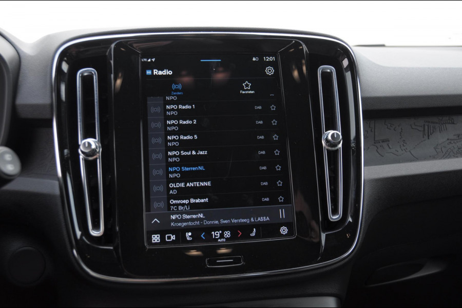Volvo XC40 231PK Automaat Recharge Single motor Core / Leder interieur / Parkeersensoren met camera / Stoel - en stuurwielverwarming / Apple carplay / Bluetooth / Google infotainment / All seasonbanden