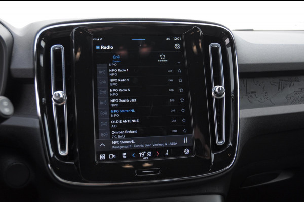 Volvo XC40 231PK Automaat Recharge Single motor Core / Leder interieur / Parkeersensoren met camera / Stoel - en stuurwielverwarming / Apple carplay / Bluetooth / Google infotainment / All seasonbanden