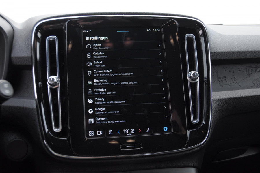 Volvo XC40 231PK Automaat Recharge Single motor Core / Leder interieur / Parkeersensoren met camera / Stoel - en stuurwielverwarming / Apple carplay / Bluetooth / Google infotainment / All seasonbanden
