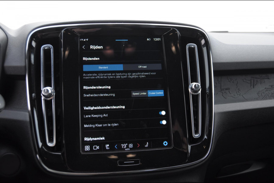 Volvo XC40 231PK Automaat Recharge Single motor Core / Leder interieur / Parkeersensoren met camera / Stoel - en stuurwielverwarming / Apple carplay / Bluetooth / Google infotainment / All seasonbanden