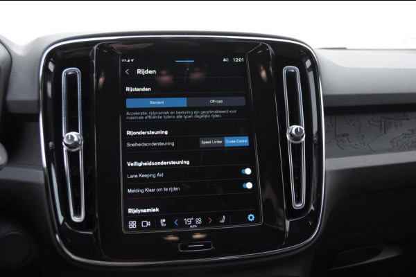 Volvo XC40 231PK Automaat Recharge Single motor Core / Leder interieur / Parkeersensoren met camera / Stoel - en stuurwielverwarming / Apple carplay / Bluetooth / Google infotainment / All seasonbanden