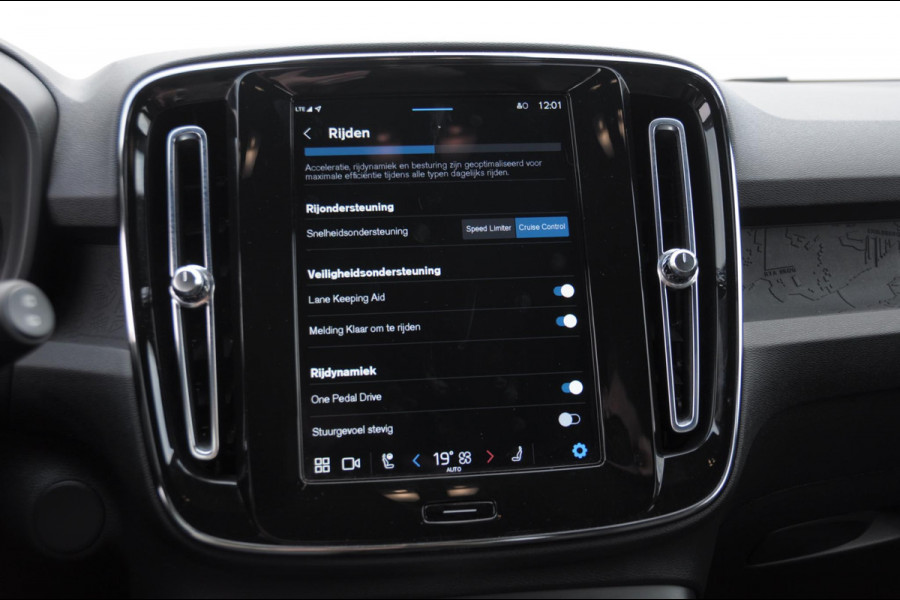 Volvo XC40 231PK Automaat Recharge Single motor Core / Leder interieur / Parkeersensoren met camera / Stoel - en stuurwielverwarming / Apple carplay / Bluetooth / Google infotainment / All seasonbanden