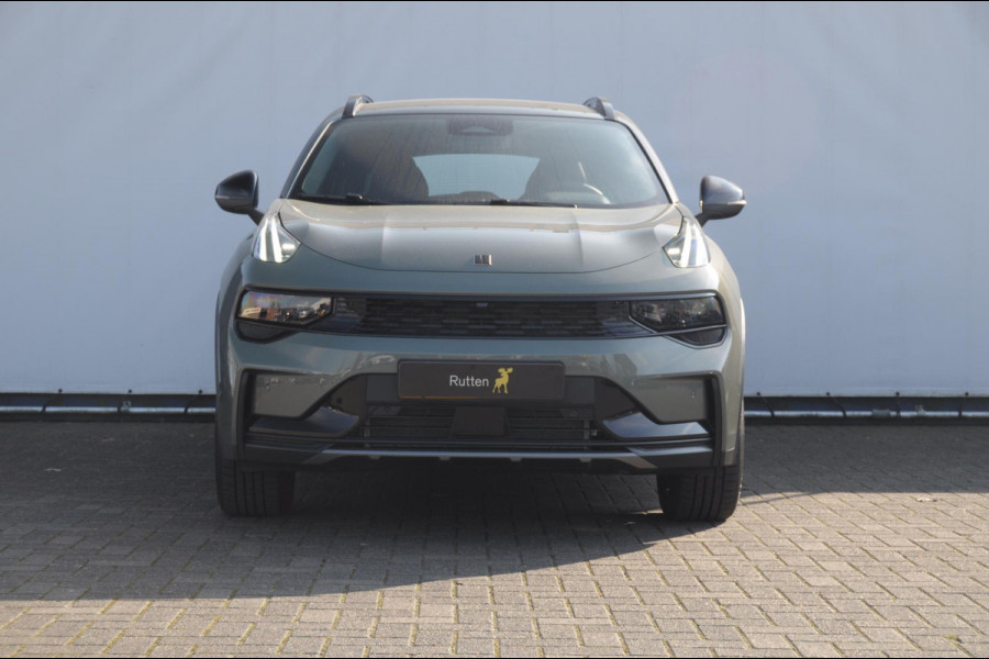 Lynk & Co 01 276PK Automaat Core / Adaptieve cruise control / Stoel - en stuurwielverarming / Parkeersensoren met camera / Apple carplay / Trekhaak / Metallic lak / 19" lichtmetalen velgen