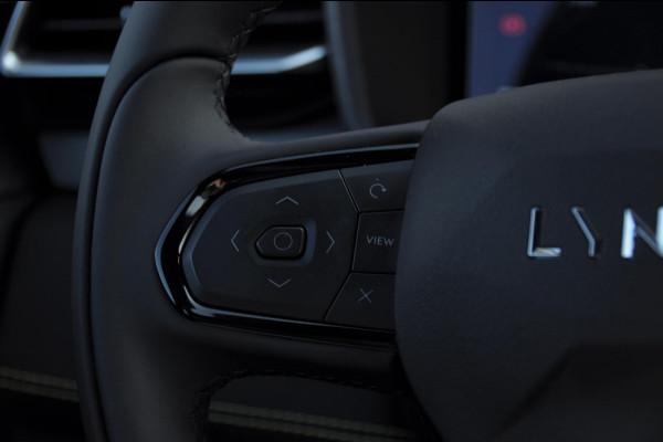 Lynk & Co 01 276PK Automaat Core / Adaptieve cruise control / Stoel - en stuurwielverarming / Parkeersensoren met camera / Apple carplay / Trekhaak / Metallic lak / 19" lichtmetalen velgen
