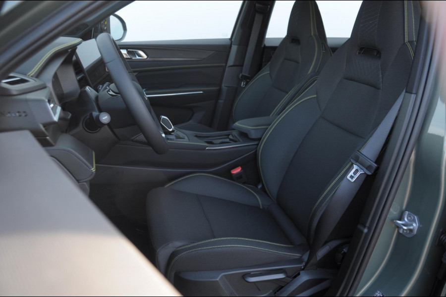 Lynk & Co 01 276PK Automaat Core / Adaptieve cruise control / Stoel - en stuurwielverarming / Parkeersensoren met camera / Apple carplay / Trekhaak / Metallic lak / 19" lichtmetalen velgen