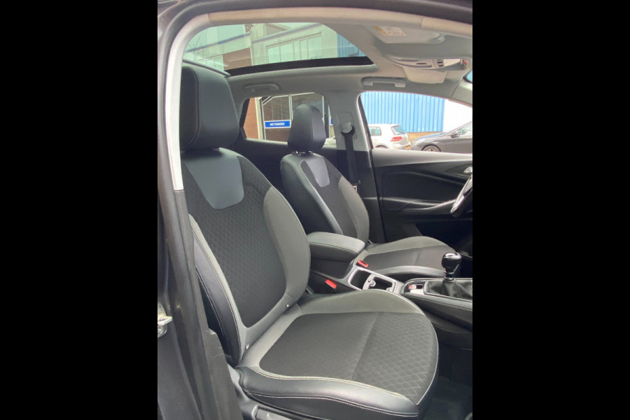 Opel Grandland X 1.2 Turbo Innovation - Panorama dak I Navigatie/Apple CarPlay I Airco I LED I PDC I Sport velgen I Dealer onderh.