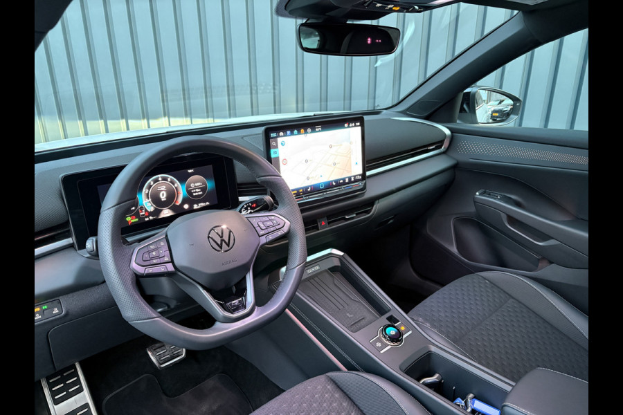 Volkswagen T-Roc 1.5 eTsi R-Line First Edition | Black Style | 360 Camera | Head Up | Elk. A-klep | IQ Light | Prijs Rijklaar!!