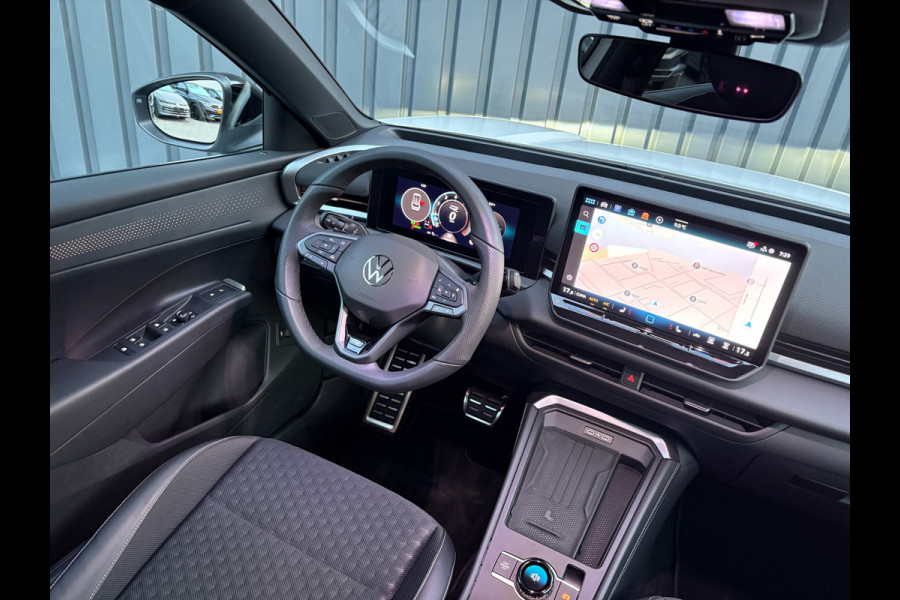 Volkswagen T-Roc 1.5 eTsi R-Line First Edition | Black Style | 360 Camera | Head Up | Elk. A-klep | IQ Light | Prijs Rijklaar!!