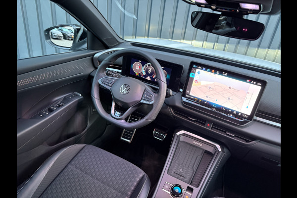 Volkswagen T-Roc 1.5 eTsi R-Line First Edition | Black Style | 360 Camera | Head Up | Elk. A-klep | IQ Light | Prijs Rijklaar!!