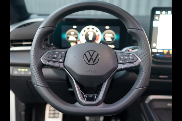 Volkswagen T-Roc 1.5 eTsi R-Line First Edition | Black Style | 360 Camera | Head Up | Elk. A-klep | IQ Light | Prijs Rijklaar!!