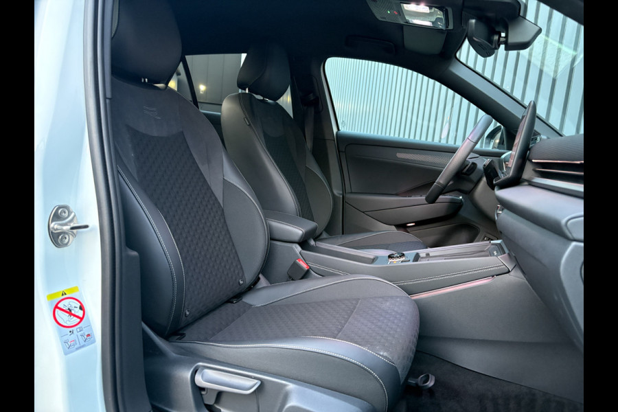 Volkswagen T-Roc 1.5 eTsi R-Line First Edition | Black Style | 360 Camera | Head Up | Elk. A-klep | IQ Light | Prijs Rijklaar!!