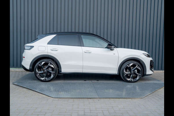 Volkswagen T-Roc 1.5 eTsi R-Line First Edition | Black Style | 360 Camera | Head Up | Elk. A-klep | IQ Light | Prijs Rijklaar!!