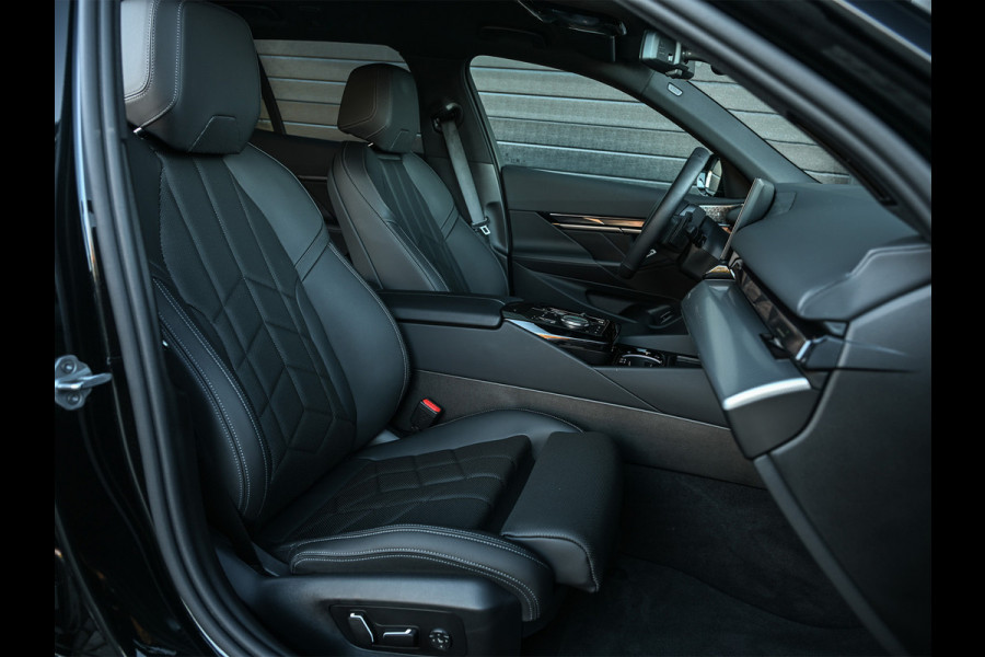 BMW 5 Serie Touring 530e Xdrive 300pk M Sport | Shadowline | Comfort access | Bowers&Wilkins | Iconic grill | Active cruise | 360 camera | Ambiance | El. trekhaak