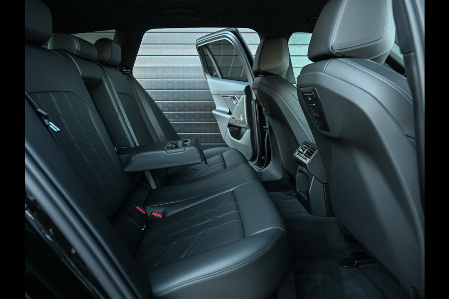 BMW 5 Serie Touring 530e Xdrive 300pk M Sport | Shadowline | Comfort access | Bowers&Wilkins | Iconic grill | Active cruise | 360 camera | Ambiance | El. trekhaak