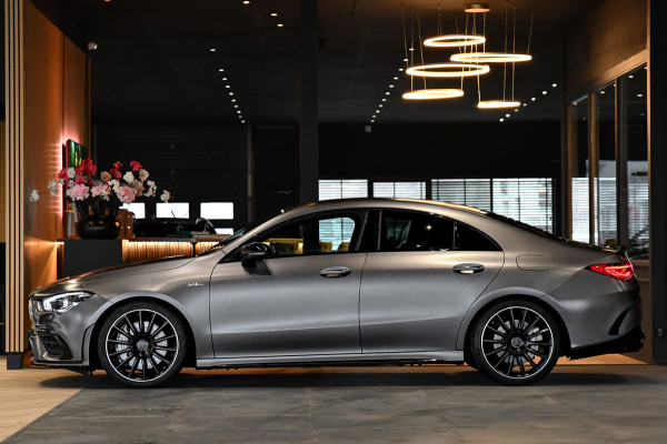 Mercedes-Benz CLA-Klasse AMG 35 4MATIC Aero. Schaal, Perf Stuur, Burm, Keyless, Camera, CarPlay, Sfeer!