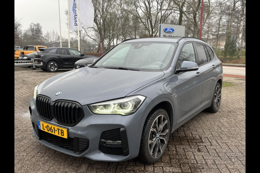 BMW X1 xDrive25e eDrive M Sport | SCI | Plug-in Hybride | PHEV | 220pk | Panoramadak | Storm Bay Metallic | 19 inch | M Pakket | Camera | Sportstoelen | Led verlichting | Head Up Display | Shadowline Exterieur