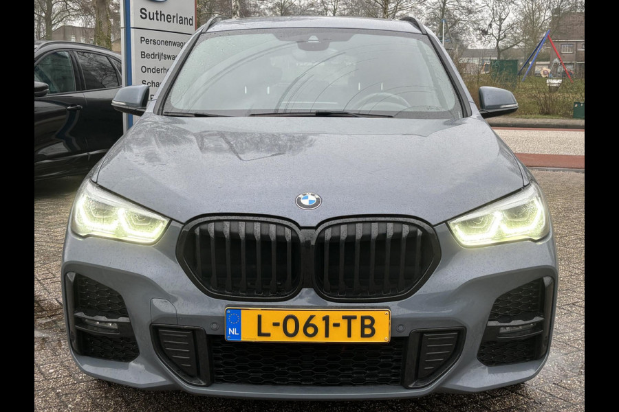 BMW X1 xDrive25e eDrive M Sport | SCI | Plug-in Hybride | PHEV | 220pk | Panoramadak | Storm Bay Metallic | 19 inch | M Pakket | Camera | Sportstoelen | Led verlichting | Head Up Display | Shadowline Exterieur