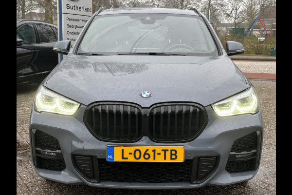 BMW X1 xDrive25e eDrive M Sport | SCI | Plug-in Hybride | PHEV | 220pk | Panoramadak | Storm Bay Metallic | 19 inch | M Pakket | Camera | Sportstoelen | Led verlichting | Head Up Display | Shadowline Exterieur