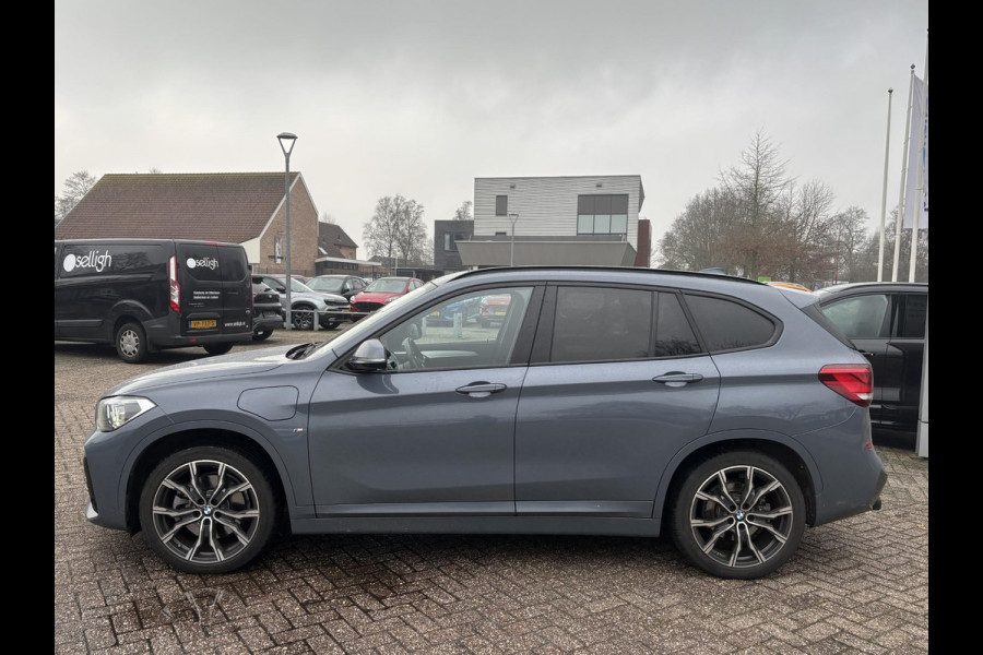 BMW X1 xDrive25e eDrive M Sport | SCI | Plug-in Hybride | PHEV | 220pk | Panoramadak | Storm Bay Metallic | 19 inch | M Pakket | Camera | Sportstoelen | Led verlichting | Head Up Display | Shadowline Exterieur