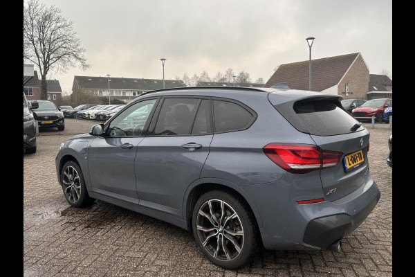 BMW X1 xDrive25e eDrive M Sport | SCI | Plug-in Hybride | PHEV | 220pk | Panoramadak | Storm Bay Metallic | 19 inch | M Pakket | Camera | Sportstoelen | Led verlichting | Head Up Display | Shadowline Exterieur