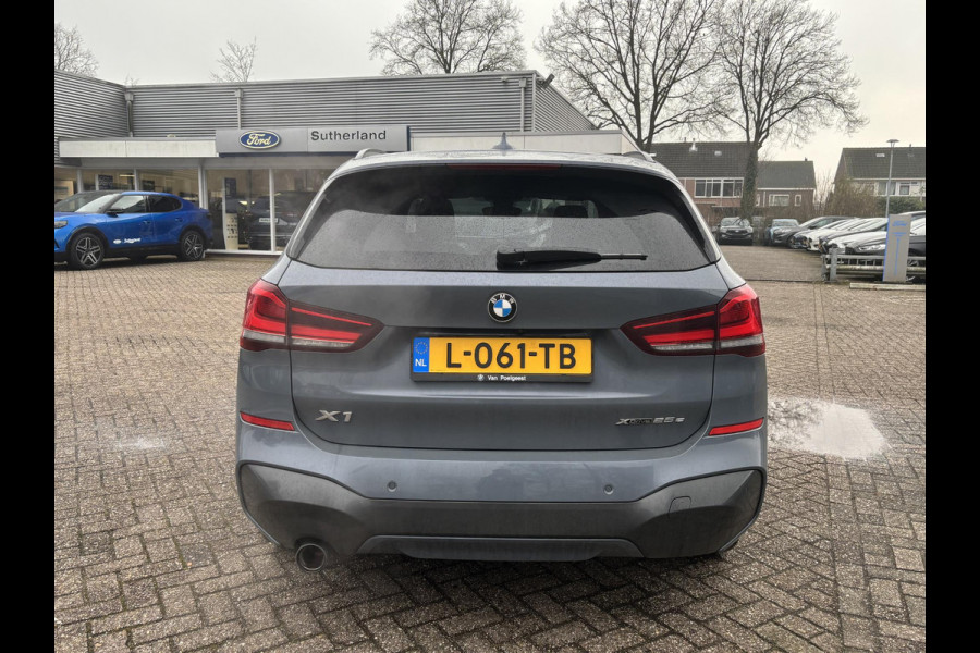 BMW X1 xDrive25e eDrive M Sport | SCI | Plug-in Hybride | PHEV | 220pk | Panoramadak | Storm Bay Metallic | 19 inch | M Pakket | Camera | Sportstoelen | Led verlichting | Head Up Display | Shadowline Exterieur