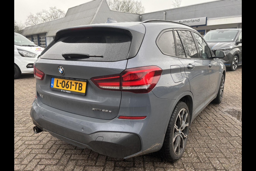 BMW X1 xDrive25e eDrive M Sport | SCI | Plug-in Hybride | PHEV | 220pk | Panoramadak | Storm Bay Metallic | 19 inch | M Pakket | Camera | Sportstoelen | Led verlichting | Head Up Display | Shadowline Exterieur