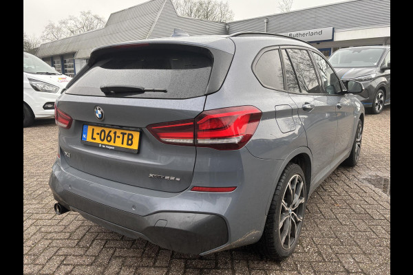 BMW X1 xDrive25e eDrive M Sport | SCI | Plug-in Hybride | PHEV | 220pk | Panoramadak | Storm Bay Metallic | 19 inch | M Pakket | Camera | Sportstoelen | Led verlichting | Head Up Display | Shadowline Exterieur
